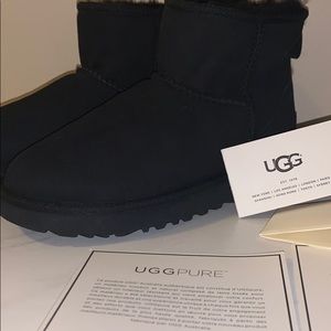 UGG CLASSIC MINI II BOOT SIZE 7 NWOB